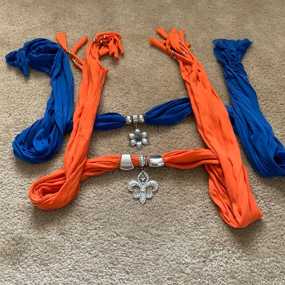 Women’s scarves - Picture 1 of 6